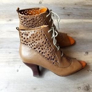 Naya Fennel Lunar Leather Taupe Lace Bootie